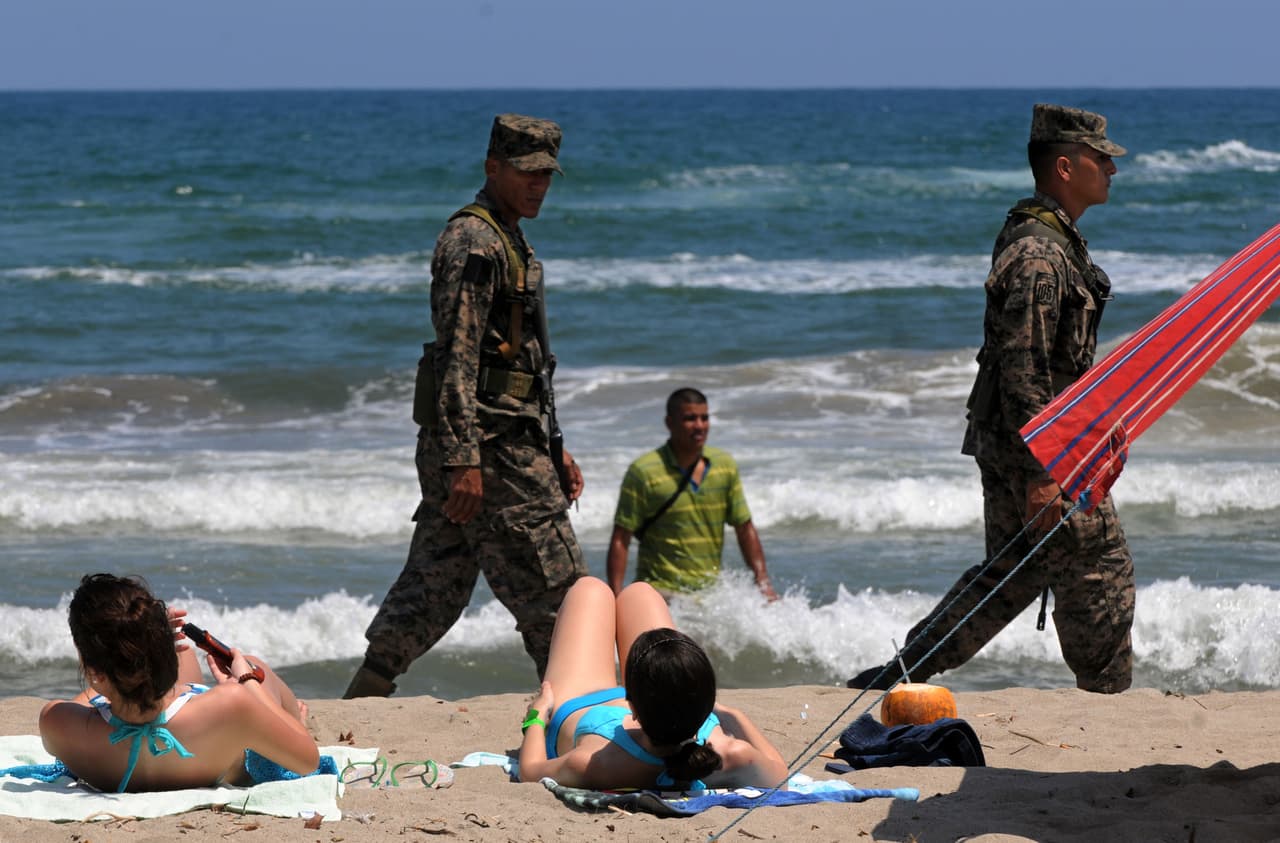 <b>Honduras. </b>El país centroamericano tiene "algunas áreas de riesgo elevado", según Estados Unidos. La alerta del Departamento de Estado sostiene que es peligroso viajar a esta nación debido al crimen violento y que es común que se produzcan asesinatos y robos con arma. También recuerda que
<b> las pandillas controlan numerosas zonas </b>y las personas pueden sufrir extorsión, violación o ser víctimas del tráfico humano. En la imagen, soldados patrullan playas de Tela, en el Mar Caribe.