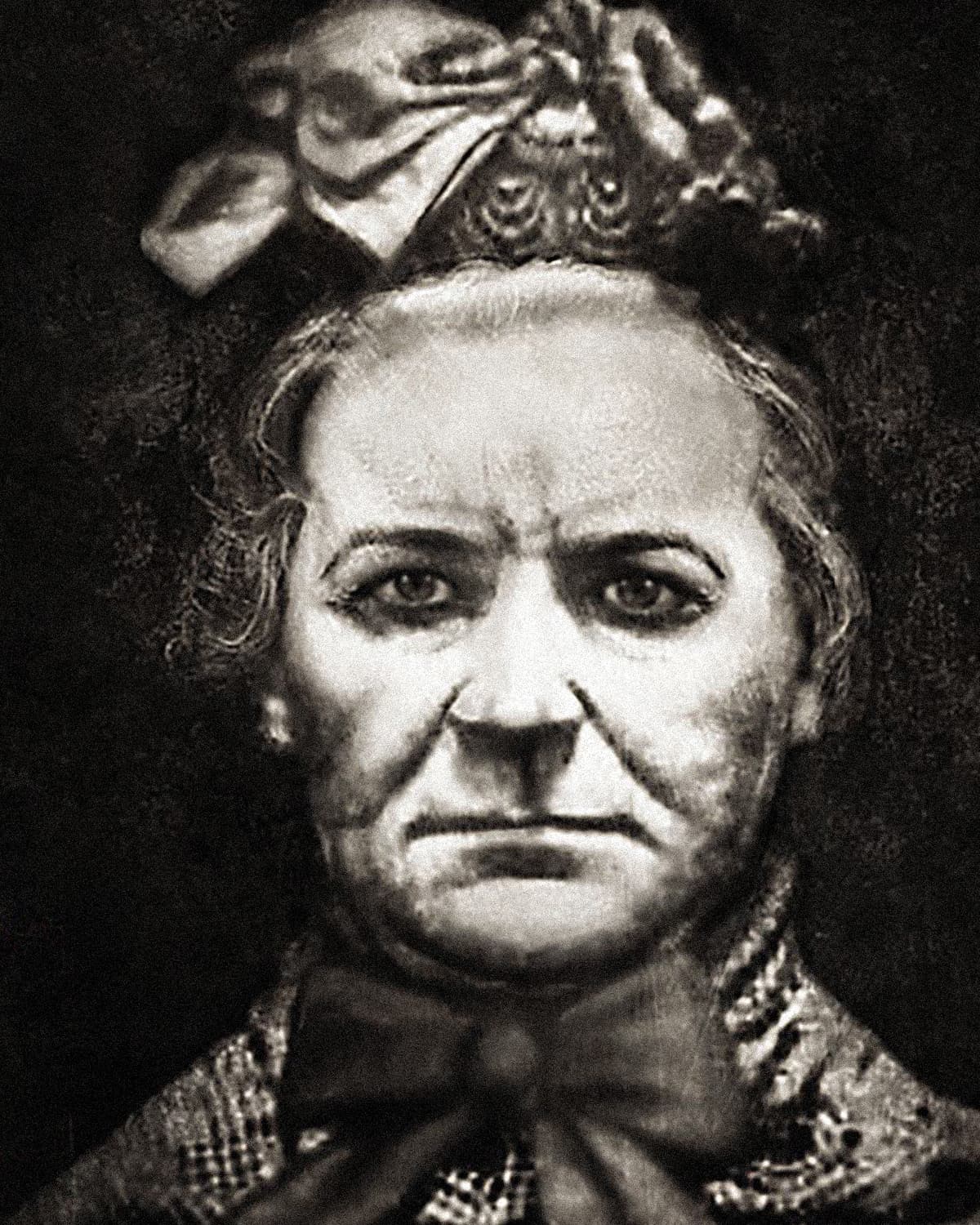 <b>Amelia Dyer, la enfermera asesina</b>
<br>Esta enfermera creó un orfanato falso donde se ofrecía ayudar a las mujeres embarazadas sin recursos o las que querían deshacerse de sus bebés. Sus víctimas, que pudieron llegar a ser 400, eran bebés o niños muy pequeños que murieron por asfixia o estrangulamiento. Fue ejecutada en1896, cuando tenía 58 años.