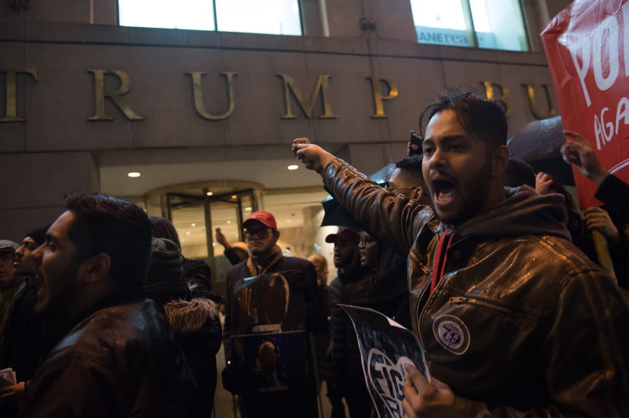 <b>Resistir a Trump (20 de enero 2017). </b>Las protestas contra Donald Trump el día que comenzó su mandato
<b><a href="https://www.univision.com/chicago/wgbo/noticias/protestas/trump-escucha-estamos-en-la-lucha-la-consigna-que-suena-desde-chicago-el-dia-de-la-toma-de-posesion-de-donald-trump-fotos">se dieron en varias ciudades además de la capital</a></b>. La organización Coalición de Nueva York Para Resistir a Trump lideró una fuerte protesta frente a la torre Turmp en Manhattan.