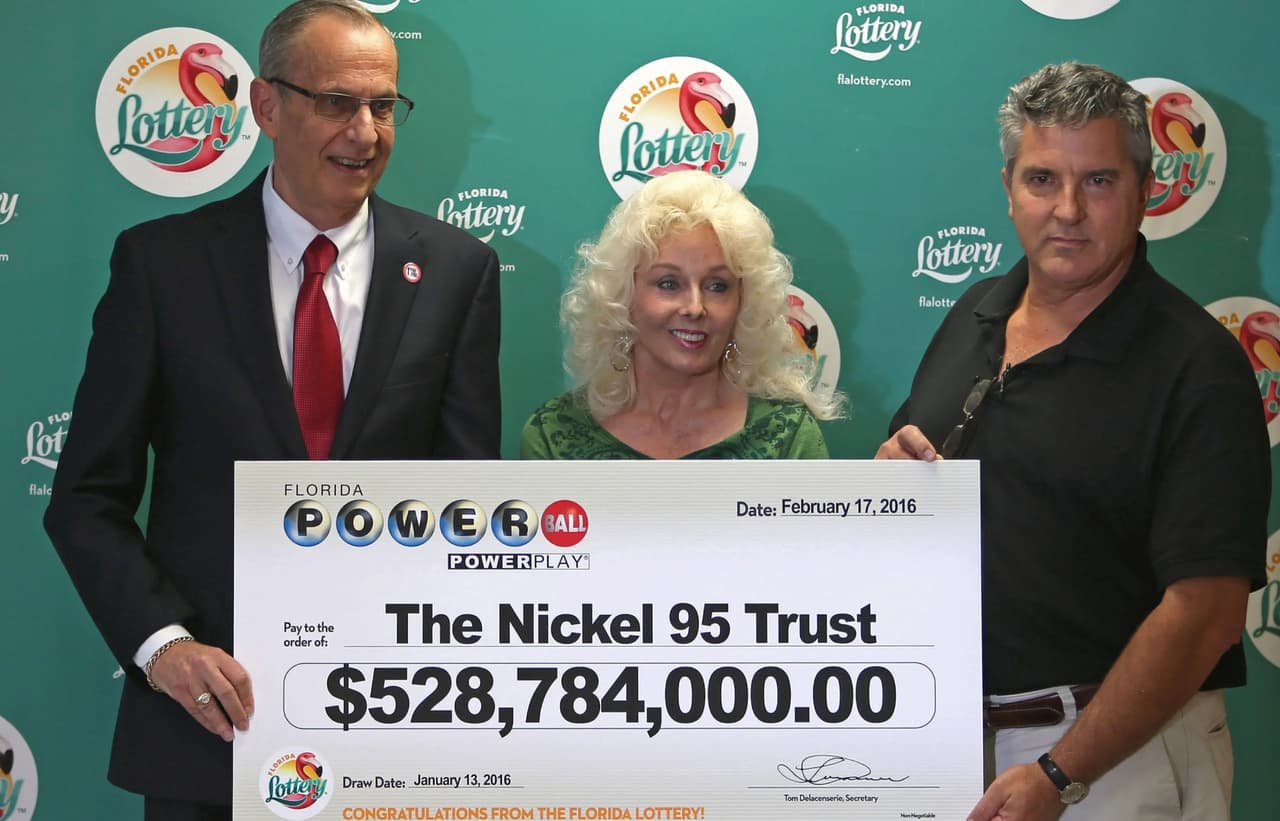 <h2 class="cms-H2-H2">3. $528 millones, en Melbourne Beach</h2>
<br>
<br>El 13 de enero de 2016 cayó el tercer mayor premio en Florida
<b>.</b> Y pudo ser el más grande pues era de 
<b>$1,586 millones,</b> si los ganadores no hubieran sido tres parejas: dos parejas de Chino Hills, California y Tennessee; y 
<b>Maureen Smith y David Kaltschmidt de Melbourne Beach, Florida.</b> Los números ganadores fueron
<b> 4-8-19-27-34</b> y Powerball 
<b>10</b>. Maureen y David compraron su boleto ganador de Powerball en un Publix en Melbourne Beach. La pareja reclamó su premio, que se dividió en tres partes de 
<b>$528 millones cada uno</b>, como Nickel 95 Trust y esperó hasta febrero de 2016 para reclamar su parte.
<br>