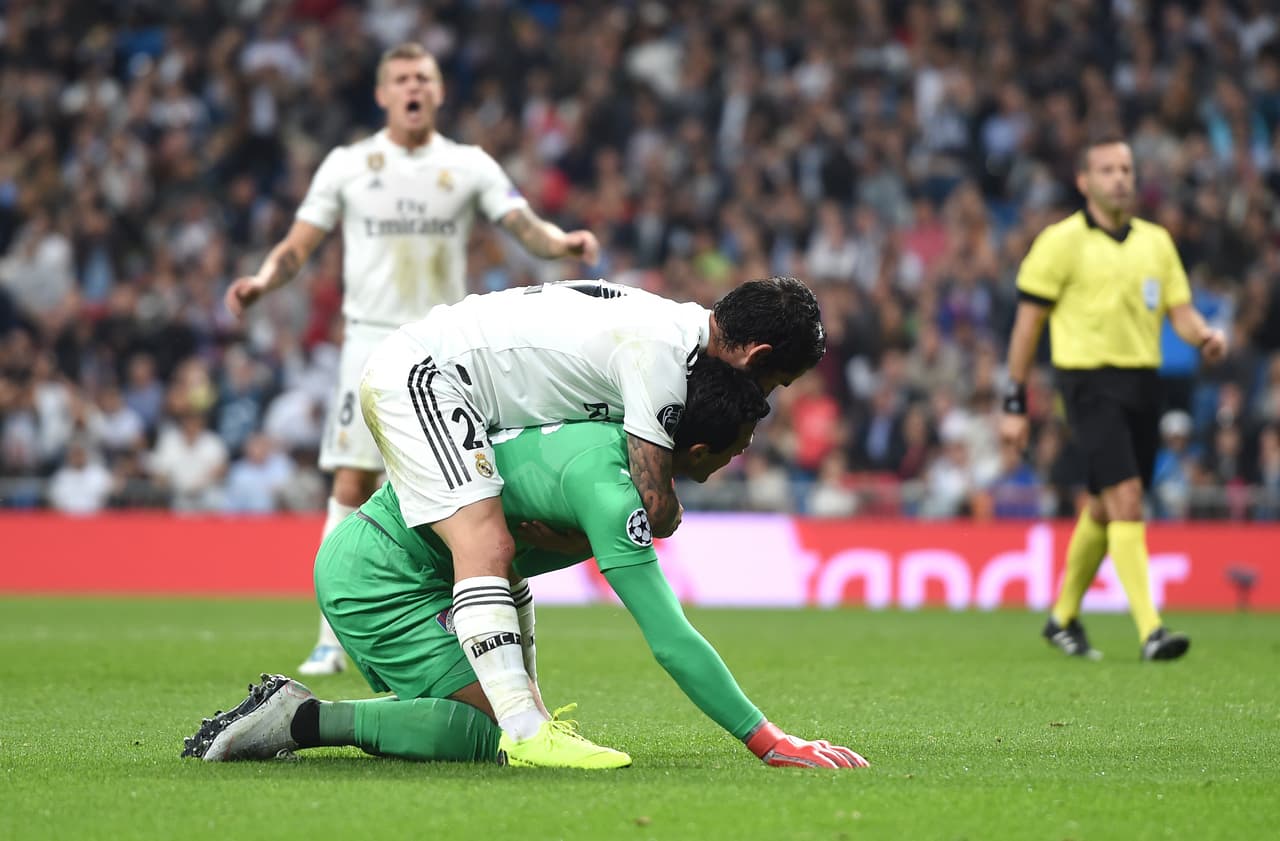 Luego, en una mala salida del Plzen, Isco tuvo una clara opción pero en el intento de globito el balón salió desviado.