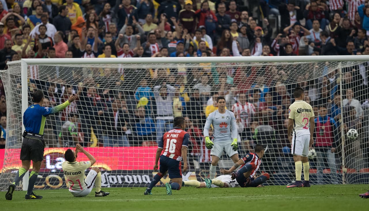Action photo during the match America vs Guadalajara, corresponding to Semifinals of the CORONA Cup MX Apertura 2016, at the Azteca stadium. Foto de accion durante el partido America vs Guadalajara, Correspondiente a las Semifinales de la Copa CORONA MX Apertura 2016, en el Estadio Azteca, en la foto: Alan Pulido celebra su gol de Guadalajara 26/10/2016/MEXSPORT/David Leah.