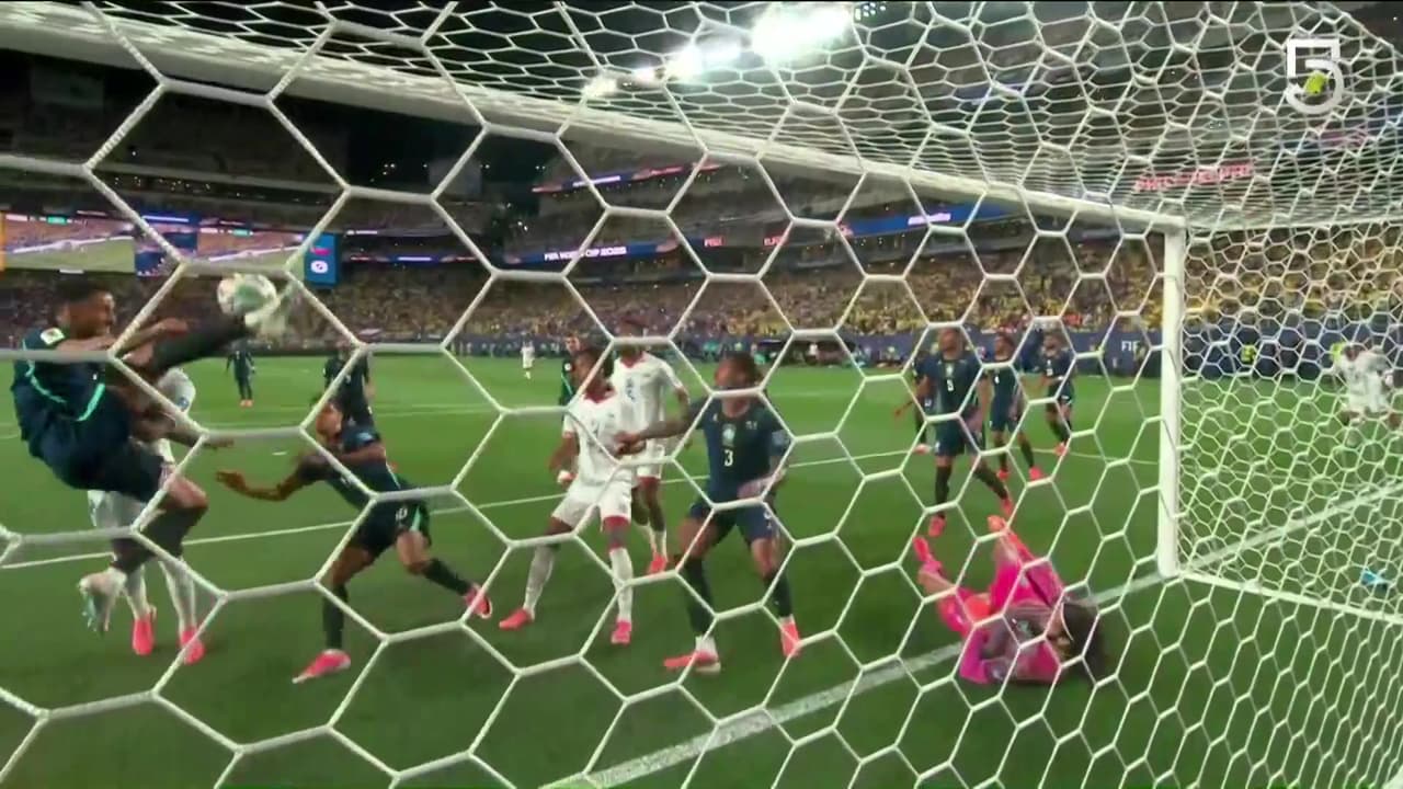 ¡En la raya! Alisson y Danilo evita el primer gol de Haití