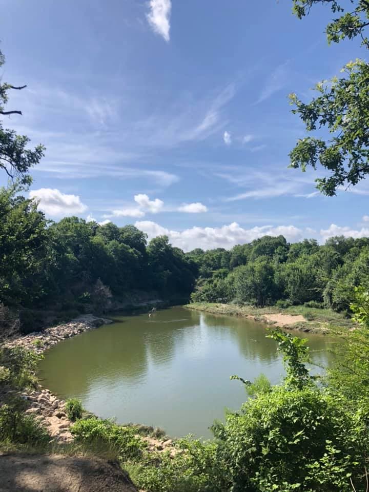 También
<a href="https://fwmba.org/sansom-park-trail/" target="_blank">puede ingresar a este sitio</a> para obtener más información o llamando al: (817) 392-5700.