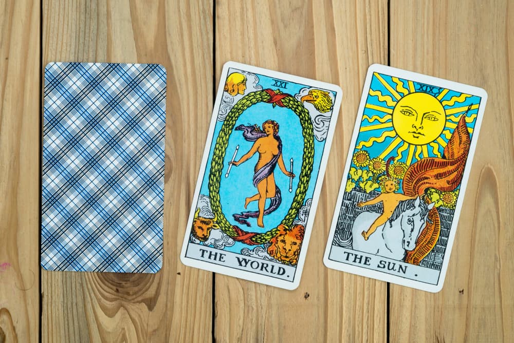 Si el Sol te sale en una tirada que hable sobre una persona o estés preguntándole a las cartas sobre un individuo en particular, entonces será alguien de confianza, que sabe escuchar, respetar y lleno de buenos valores, que traerá puras cosas buenas a tu vida, digno de tu respeto y hasta de tu amor, si eso es lo que estás buscando.