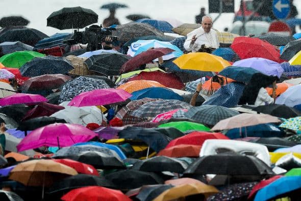 Por encima de ese mar de sombrillas resalta el pontífice, acudiendo a su audiencia general semanal en San Pedro.