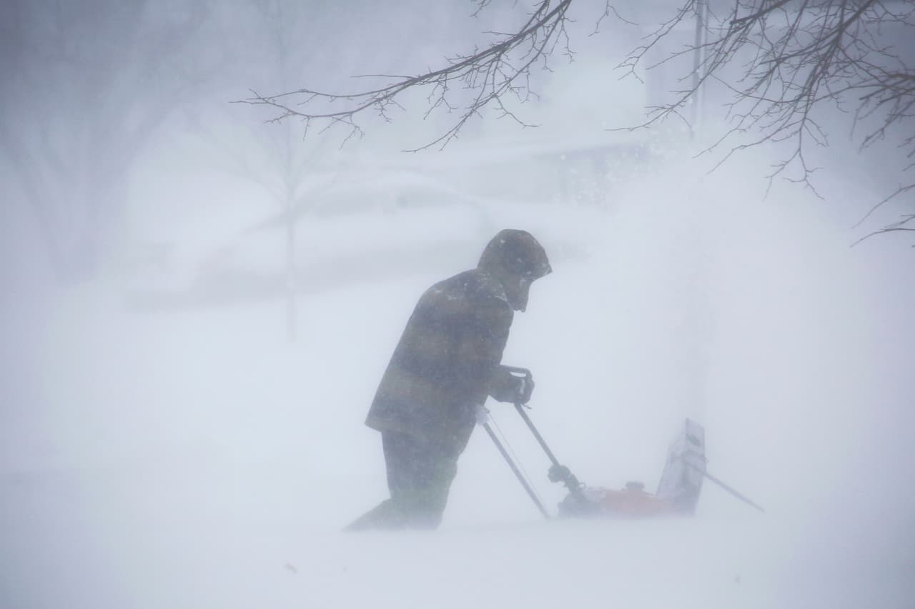 Un hombre trata de limpiar la nieve en medio del tiempo extremo en el oeste del estado de Nueva York este 24 de diciembre del 2022.