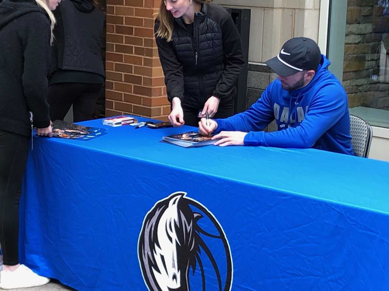 El veterano jugador de los Mavericks, José Juan Barea, natural de Puerto Rico, durante la firma de autógrafos VIP de la actividad.