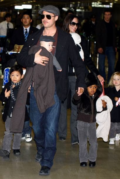 Alrededor, los hermanitos mayores: Pax, Zahara y Shiloh.