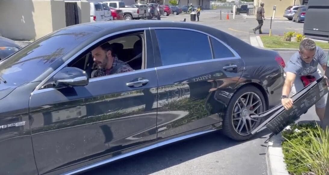Affleck iba al volante ese día y uno de los paparazzi que los captaba salió a su rescate. 
<br>