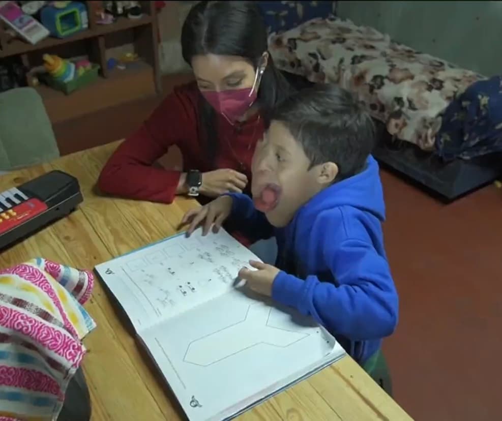 Mientras esa oportunidad anhelada llega, el pequeño Moisés no pierde el tiempo y se la pasa practicando con su madre, antes de que empiecen las clases virtuales, 
<b>siempre con la fe intacta de que un día pueda tener una cara de la que nadie se burle. </b>
<br>