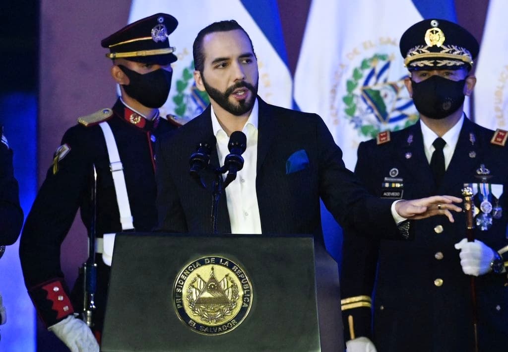 El presidente de El Salvador Nayib Bukele pronuncia un discurso el 7 de mayo de 2021.