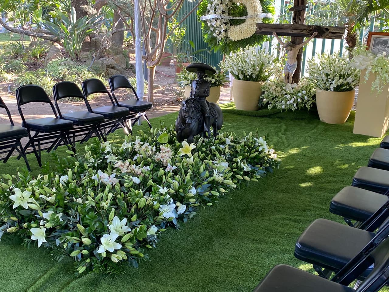 El homenaje se hizo rodeado de su gente y su música.