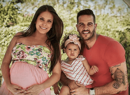 Ahora Anabella ya tiene una compañerita de juegos. El chef y su esposa son unos papás muy orgullosos.