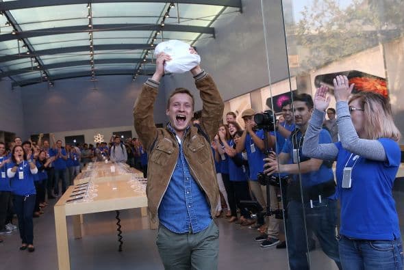 Patrick Tuntland sostiene su nuevo iPhone 6 Plus al salir de una tienda Apple de Palo Alto, California.