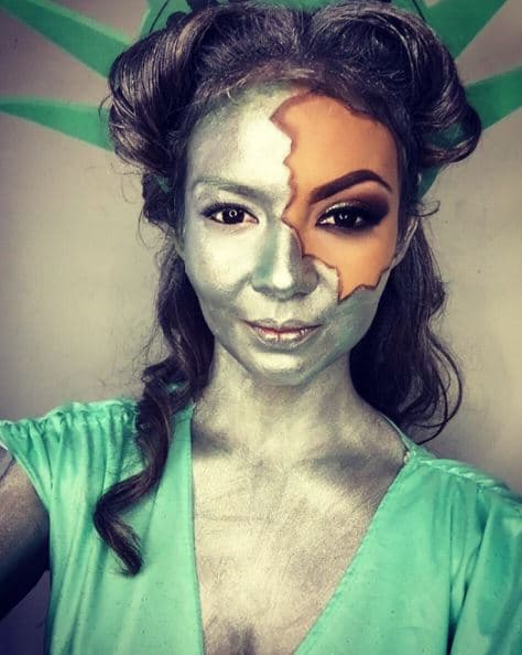 Incluso con todo y disfraz, Lupita logra despistar hasta el ojo más clínico.