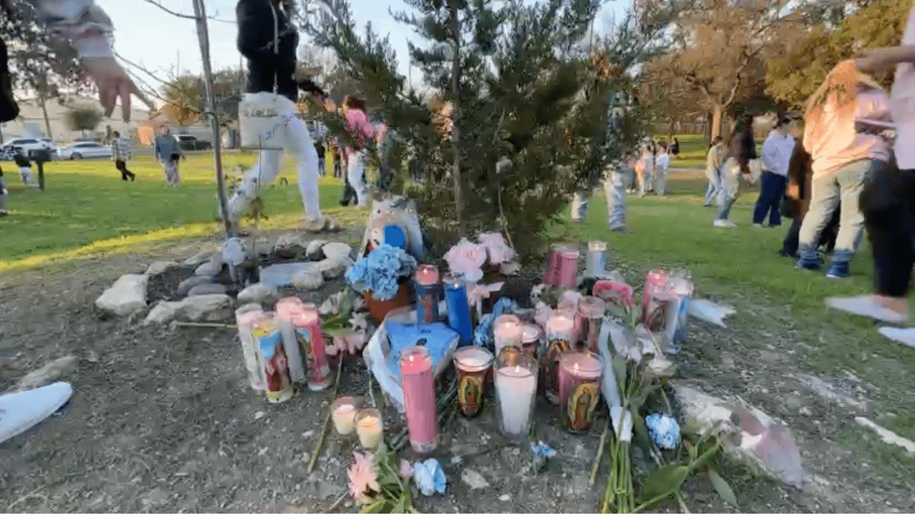 Familiares y amigos se reunieron en la vigilia para poder colocar velas, flores y hasta soltar palomas blancas para recordar a Savanah.