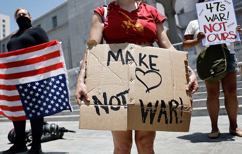 Mientras
<b>en Compton se realizaba la cabalgata pro inmigrantes</b>, a casi 12 millas (19 kilómetros) al norte,
<b> frente a la alcaldía de Los Ángeles</b>, manifestantes expresaban su
<b><a href="https://www.univision.com/local/washington-dc-wfdc/no-queremos-guerra-con-iran-el-grito-de-manifestantes-a-donald-trump-a-las-afueras-de-la-casa-blanca-fotos" target="_blank">rechazo a una guerra contra Irán</a></b>, luego de informarse el operativo contra tres instalaciones nucleares.