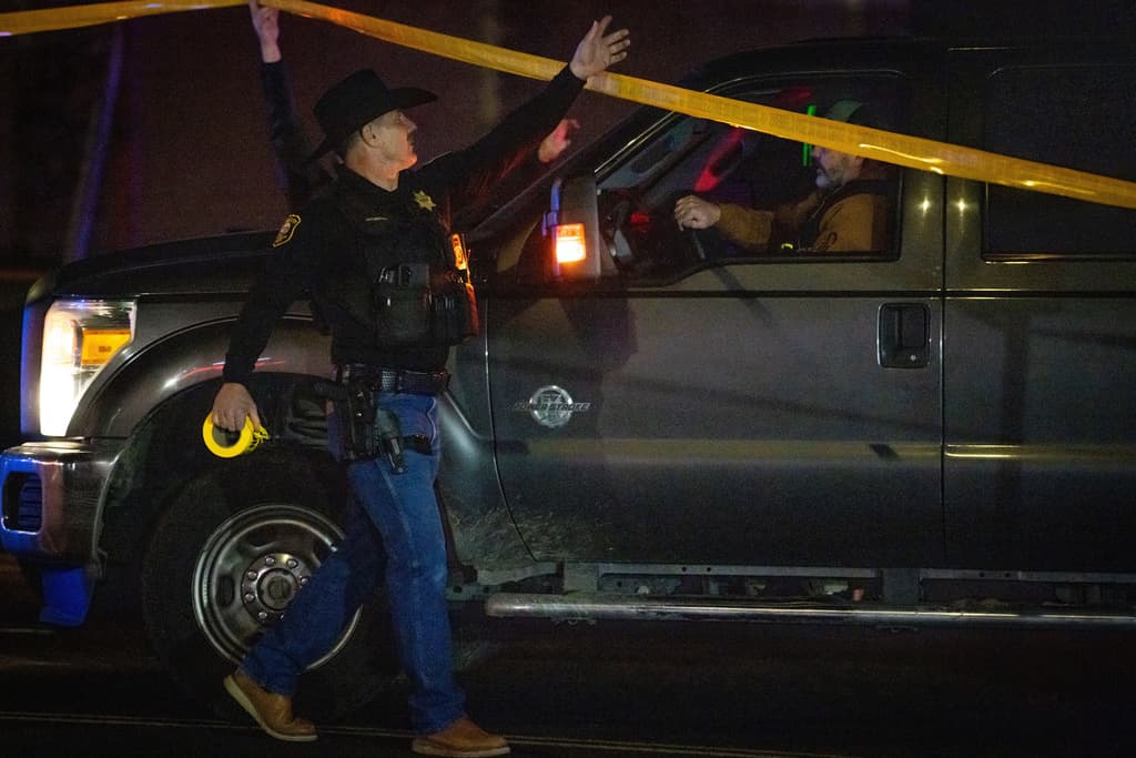 Para ofrecer información en relación a la persona
<b>responsable del tiroteo masivo en Stockton</b>, se puede enviar a través de un mensaje de texto al 411 o también se puede marcar a la línea confidencial de
<b>Crime Stoppers, al 209-946-0600</b>.