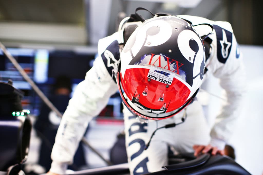 Lewis Hamilton lo hace de nuevo y rompe récord mundial con 92 carreras ganadas en la Formula 1. Se le unen al podio Valtieri Bottas y Max Verstappen. Muy buenas carreras de Charles Leclerc y del mexicano Sergio Pérez, pero la lluvia fue factor importante en este Gran Premio de Portugal.