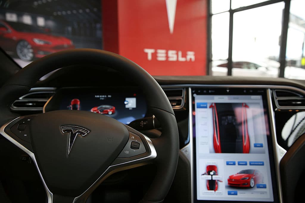 Por qué los reguladores de EEUU presionan a Tesla para que llame a revisión más de 363,000 autos