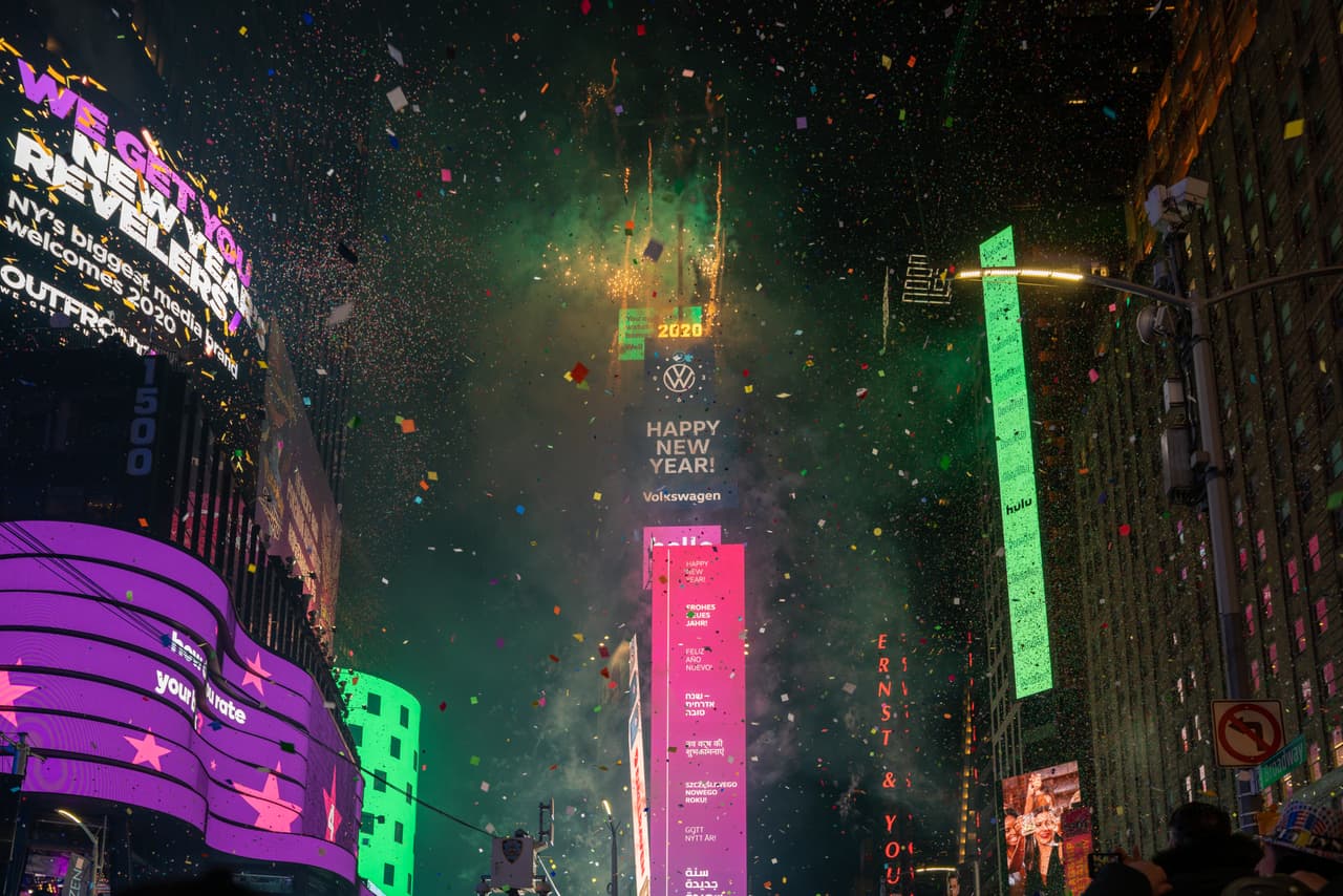 Confetí voló por los cielos de Times Square al dar las 12. El confetí está hecho de papel que contiene los deseos de neoyorquinos para el Año Nuevo.