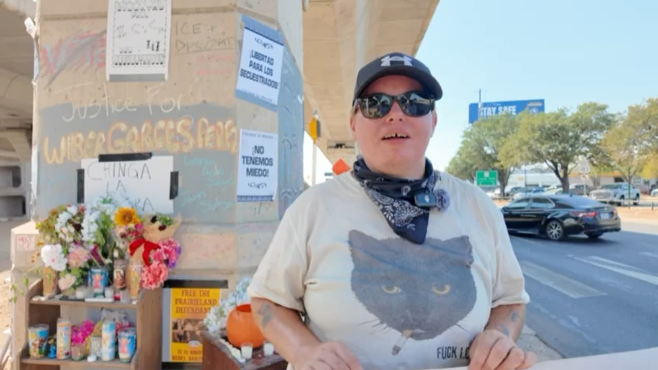 Un manifestante dijo haber permanecido los
<b> cuatro días consecutivos en el lugar donde fue baleado Wilber. </b>
<br>
<br>
<i>"Estoy aquí por Wilber, aquí fue donde fue atacado yo estaba aquí cuando pasó, he estado aquí en todas las protestas desde entonces, y no voy a ir hasta que Wilber vaya libre a casa con su familia o cuando su tirador sea responsabilizado, que lo despidan o lo arresten",</i> dijo una mujer portando un cartel y con un colchón inflable al lado.