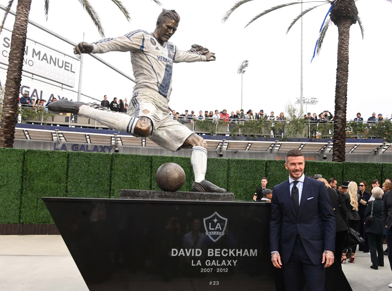 Fue en marzo de 2019, en el estadio de LA Galaxy, que se expuso una estatua en honor a 
<b>David Beckham, </b>como futbolista.