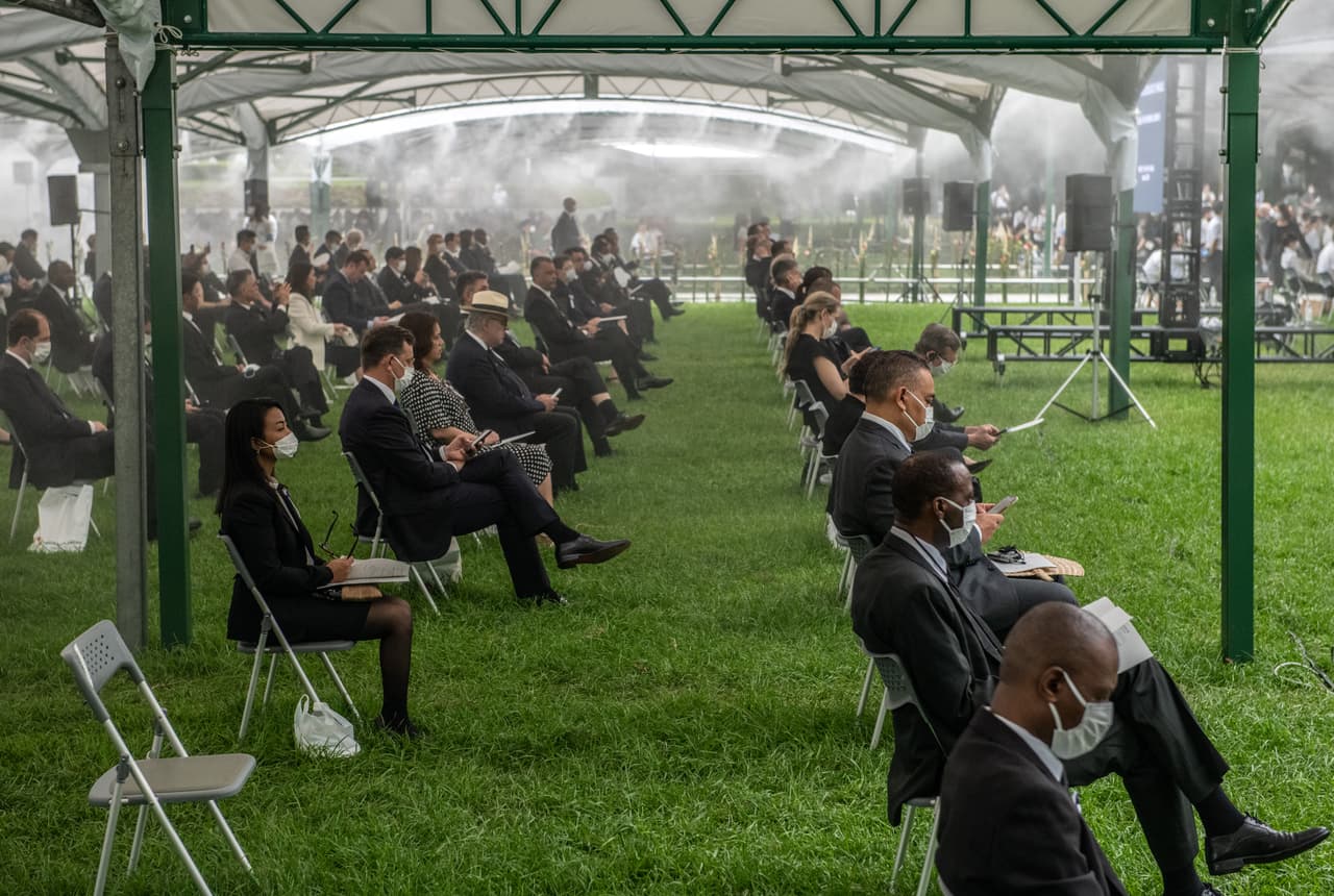 El discurso de Matsui puso de manifiesto lo que los sobrevivientes consideran como una hipocresía del gobierno de
<a href="https://www.univision.com/temas/japon">Japón</a>, que permite la presencia de 50,000 soldados estadounidenses en su territorio y está protegido por las armas nucleares de Estados Unidos.
<br>
<br>Asistentes al acto se sientan en sillas socialmente distanciadas como precaución contra el coronavirus.