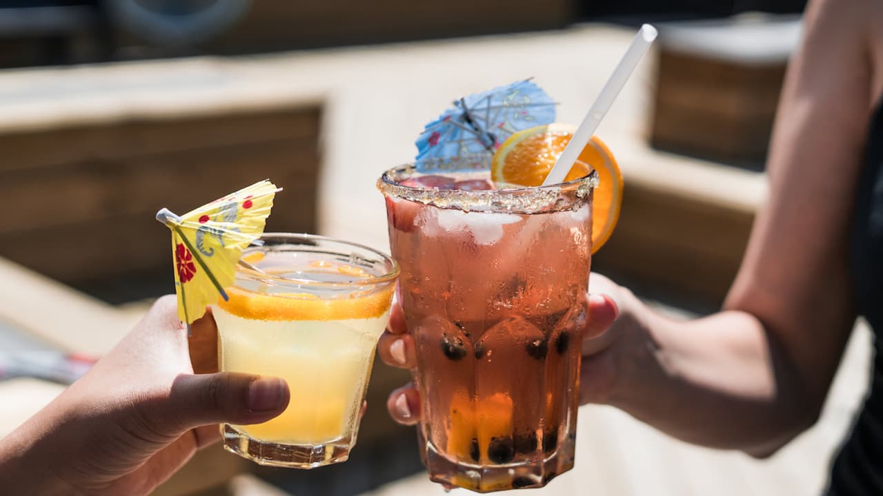 Gobernador Ron DeSantis firma ley que permite vender licor para llevar en restaurantes de Florida 