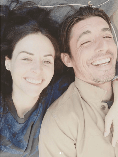 La pregunta era sobre si sentían 
<b><a href="https://www.univision.com/famosos/zuria-vega-envio-un-amoroso-mensaje-de-cumpleanos-a-su-esposo-pero-no-fue-ella-quien-le-dio-el-mejor-regalo-fotos">celos cuando besaban a otras personas</a></b> por trabajo, la actriz aseguró que no y, a lo lejos, Alberto también dijo que "no".
<br>