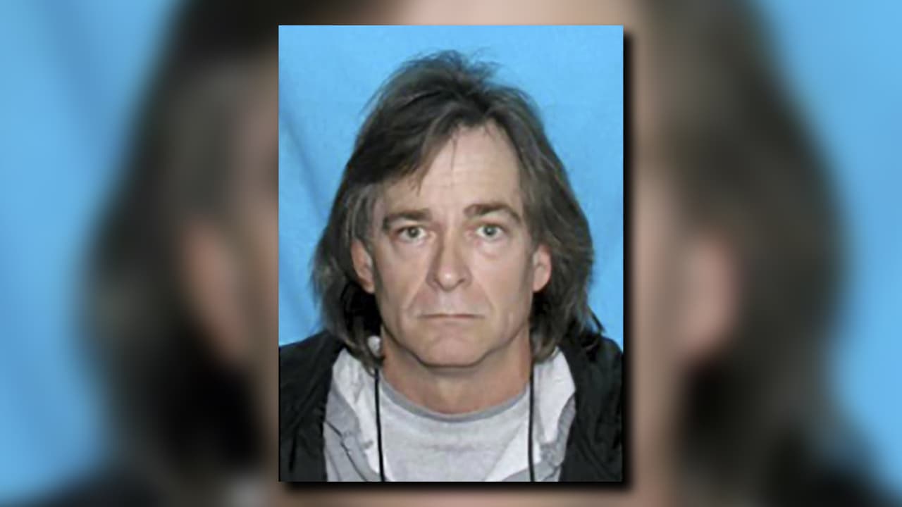 Los investigadores dijeron que usaron ADN para identificar los restos humanos encontrados en la escena que eran de Anthony Quinn Warner, de 63 años. El FBI dijo que también hicieron coincidir el número de identificación del vehículo de la casa rodante con un registro perteneciente a Warner.