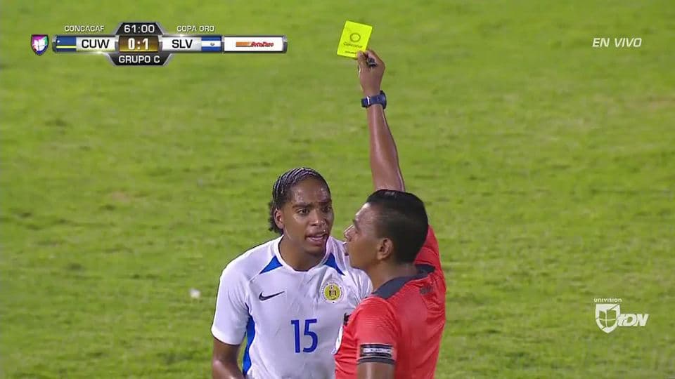 Tarjeta amarilla. El árbitro amonesta a Shermaine Martina de Curaçao