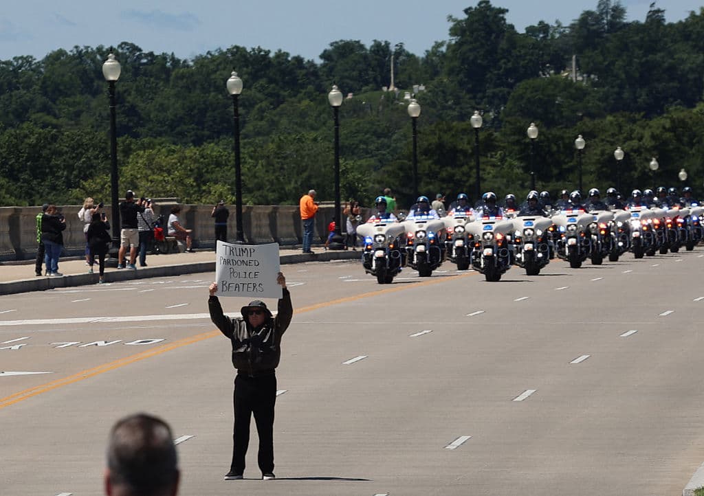 Un día antes de la conmemoración del 
<b>'Memorial Day'</b>, decenas de personas se congregaron en el 
<b><a href="https://www.univision.com/local/washington-dc-wfdc/cronica-asi-fue-el-primer-dia-de-la-era-trump-alrededor-del-capitolio-video" target="_blank">Capitolio</a></b> en Washington DC para recordar que 
<b>el presidente Donald Trump</b> indultó a quienes agredieron a los policías durante 
<b>el asalto del 6 de enero de 2021</b>. Uno de esos manifestantes se colocó frente a 
<b>los motoristas que, </b>tradicionalmente, desde 
<b>hace 37 años,</b> 
<b>recorren DC el último domingo de mayo</b> para
<b> rendir tributo a los soldados caídos en acción</b>, mientras piden servicios de salud mental para los veteranos de guerra estadounidenses.