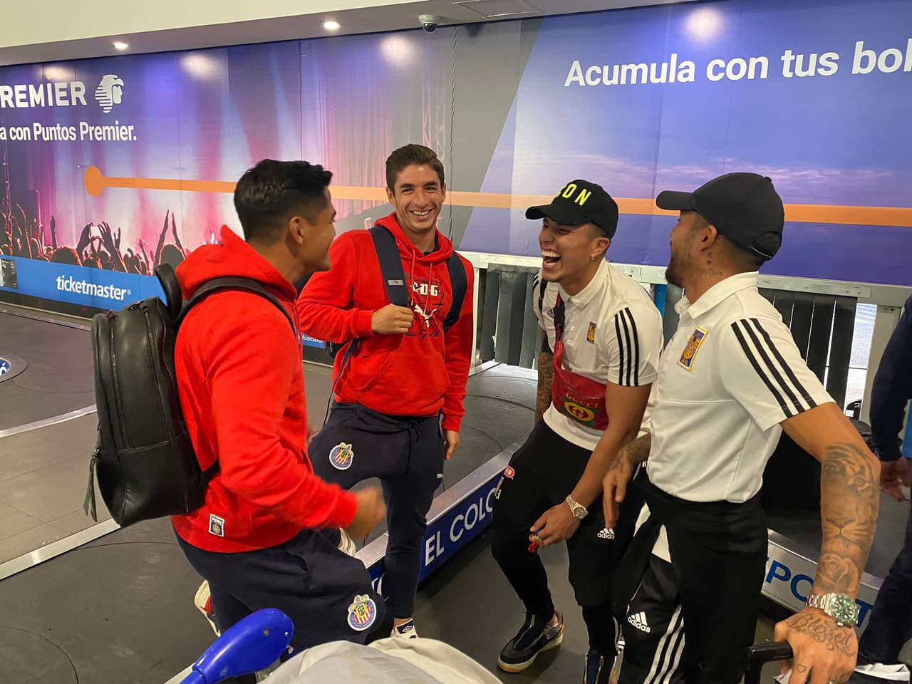 Aficionados de Chivas ovacionan a Carlos Salcedo