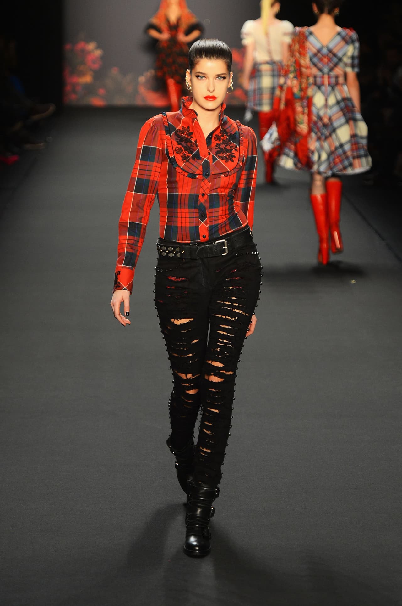 Con estas prendas también puedes lograr un estilo 'Grunge', solo tienes que agregar unos pantalones estilo desgastados y unas botas negras súper rocker.