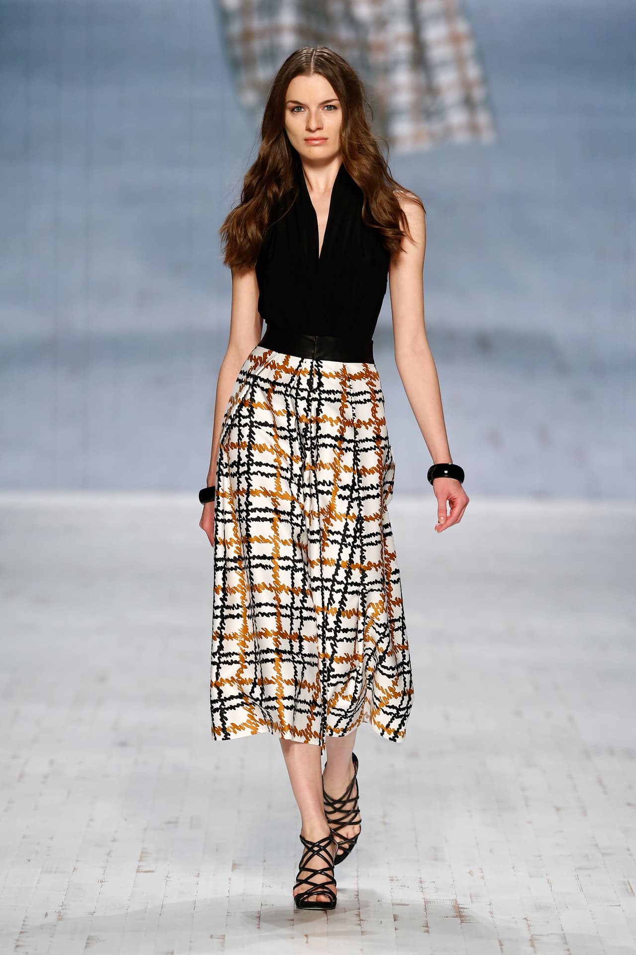 Algunos diseñadores le han agregado blancos y naranjas quemados en las rayas, lo que abre la posibilidad de combinar tu falda midi tartan con 't-shirts' en esos colores, aunque no hay que olvidar que el negro siempre estará a la orden para cuando decidas usarlo.