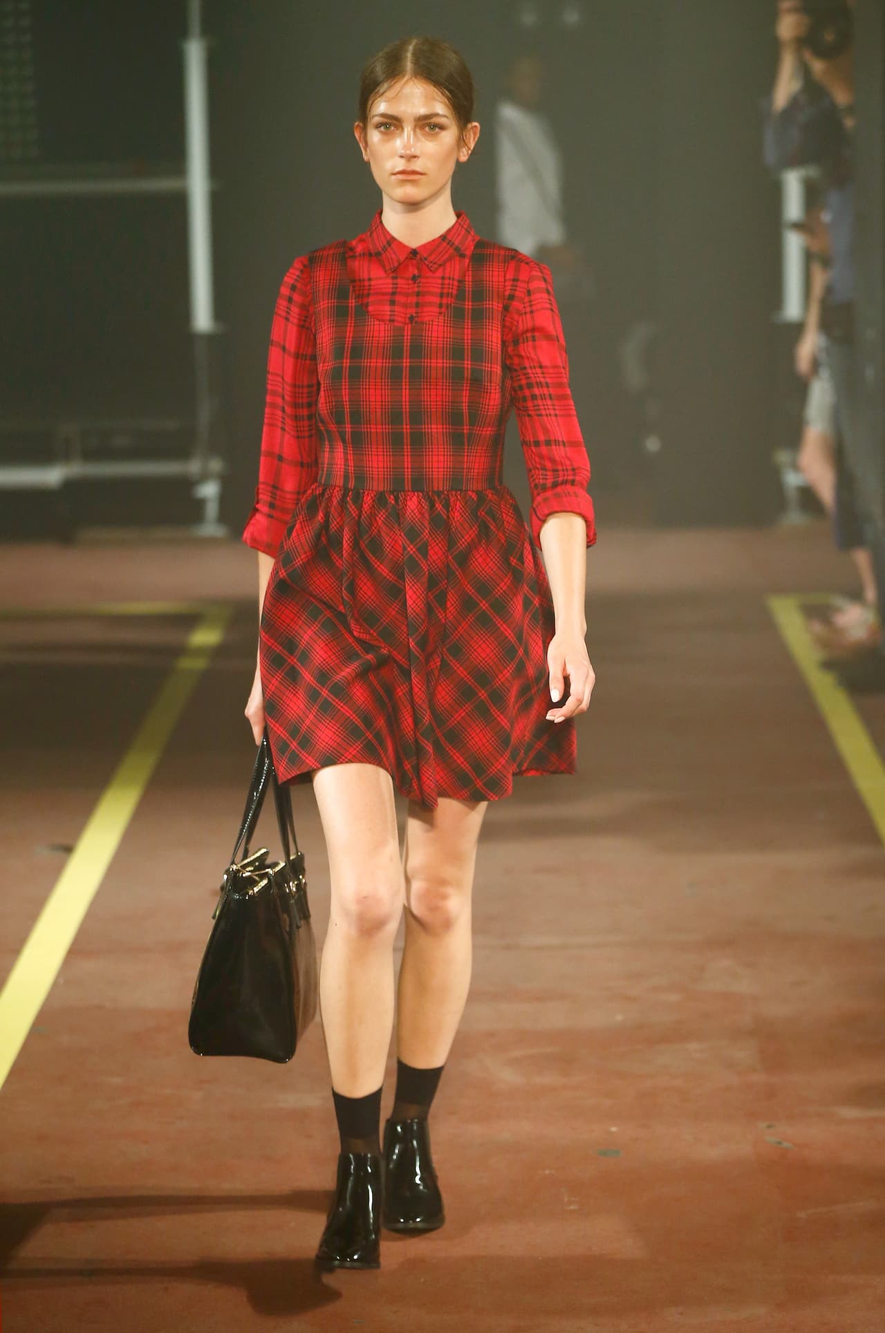 Si quieres probar este estilo sin equivocarte, el rojo y el negro serán tus aliados. Pruébalo en vestidos, camisas, pantalones, scarfs, en todo lo que se te ocurra, pero procura que tus zapatos y tu bolso sean negros. ¡Súper 'chic'!