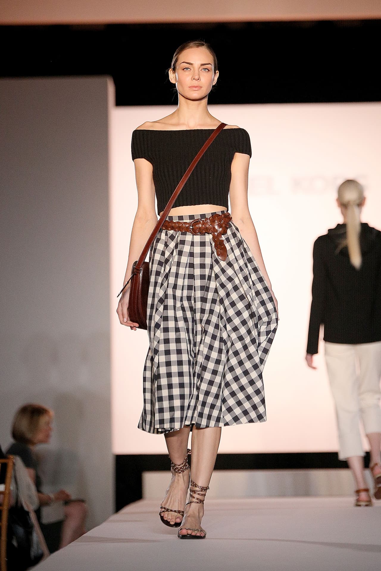 Incluso las faldas midi han adoptado el 'tartan style'. La verdad es que esta apuesta arriesgada puede resultarte muy bien si la sabes combinar, algunos accesorios en cuero café también te ayudarán a crear un estilo único.