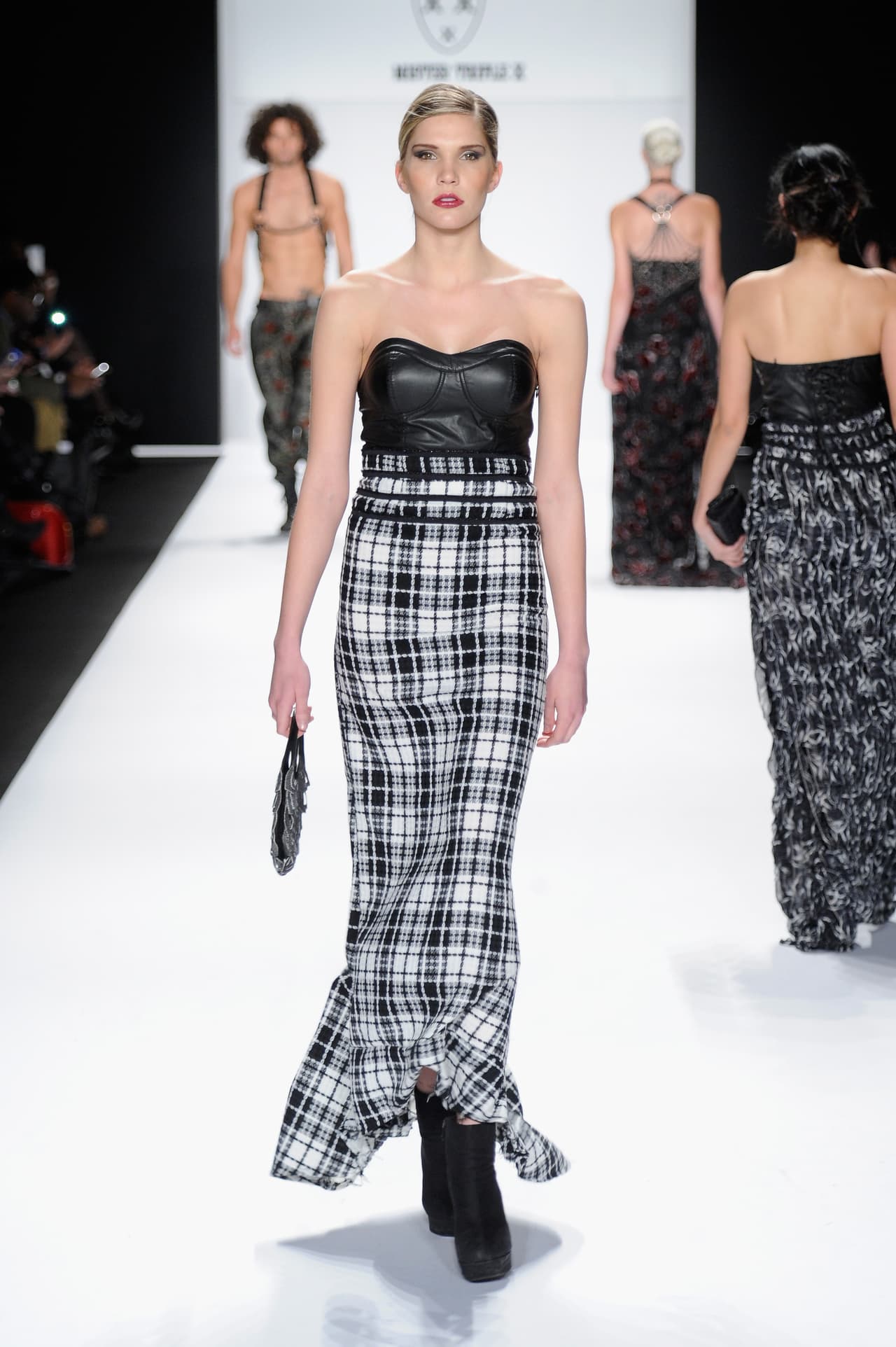 Sabemos que amas los estampados, por eso estamos seguras de que más de una vez has usado el estilo tartán y esta temporada no puedes dejar de hacerlo.