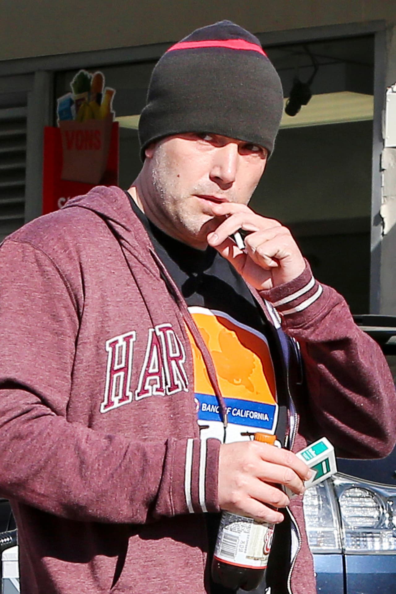 El actor se puso un gorro en la cabeza para cubrir su desarreglada cabellera, pero es claro que no solo su cabeza lo estaba de ese modo.