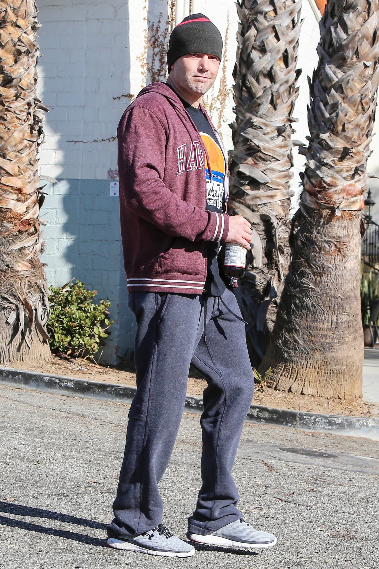 Además de los cigarrillos, Ben también llevó a casa una bebida.