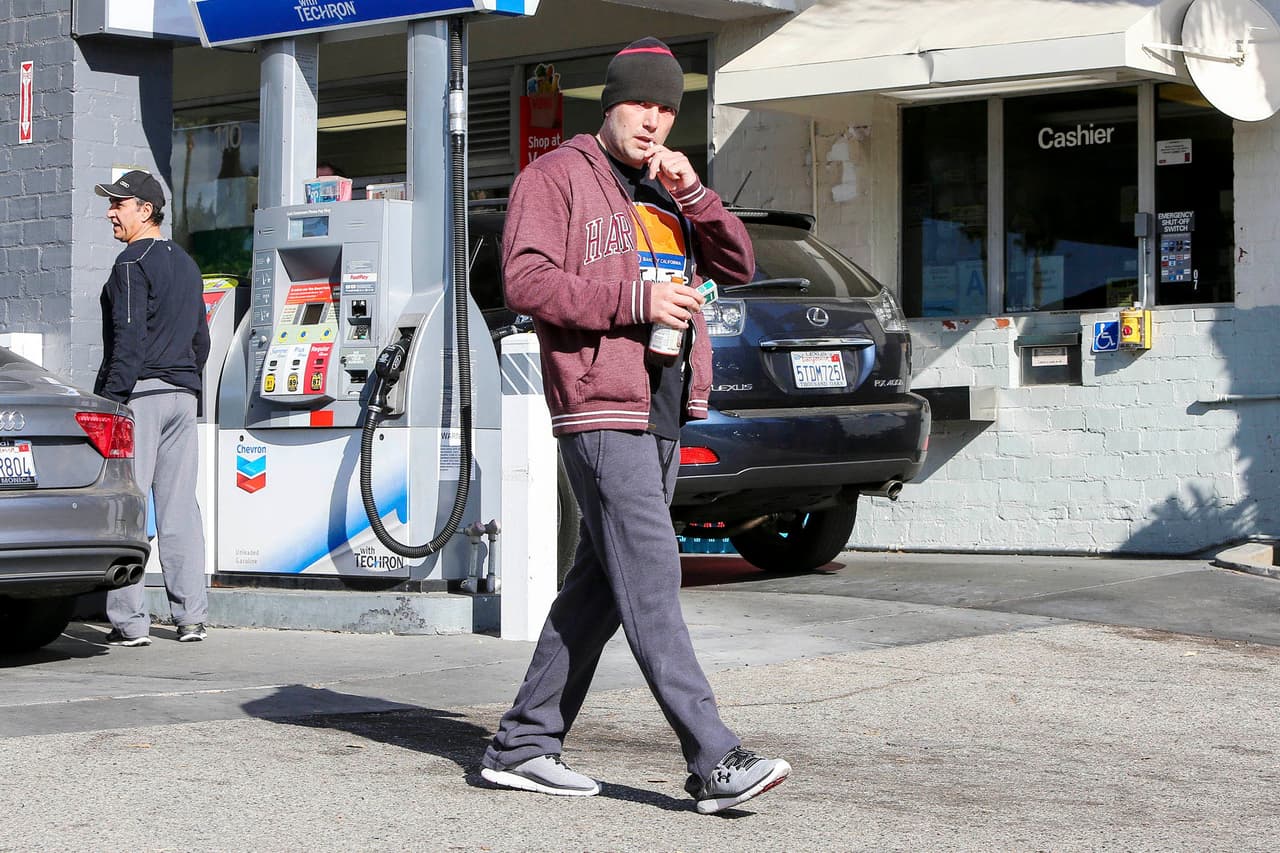 El actor salió de casa con un aspecto bastante descuidado.
