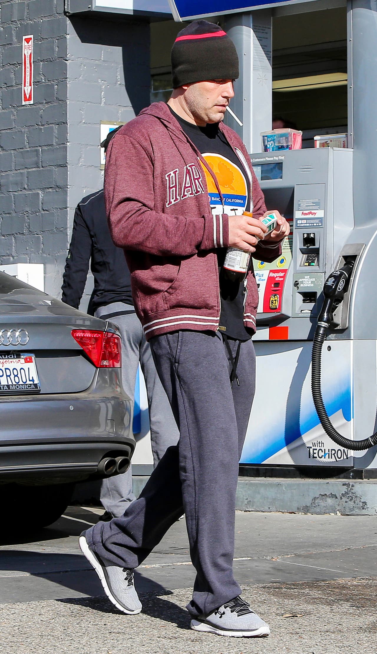 Paró en una estación de gasolina para recargar su tanque y de paso comprar unos cigarrillos.