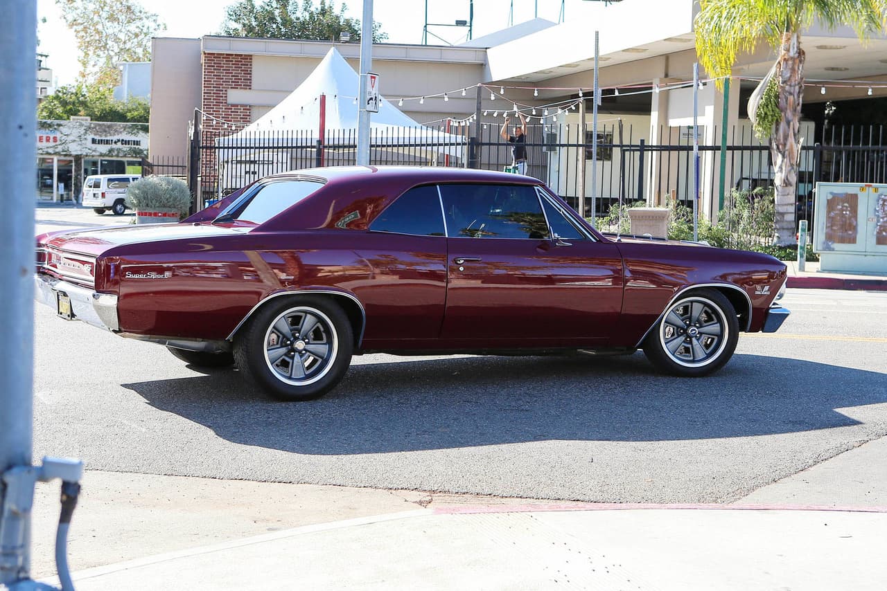 Bueno, al menos el auto clásico en el que llegó combinó con el color de su sudadera...