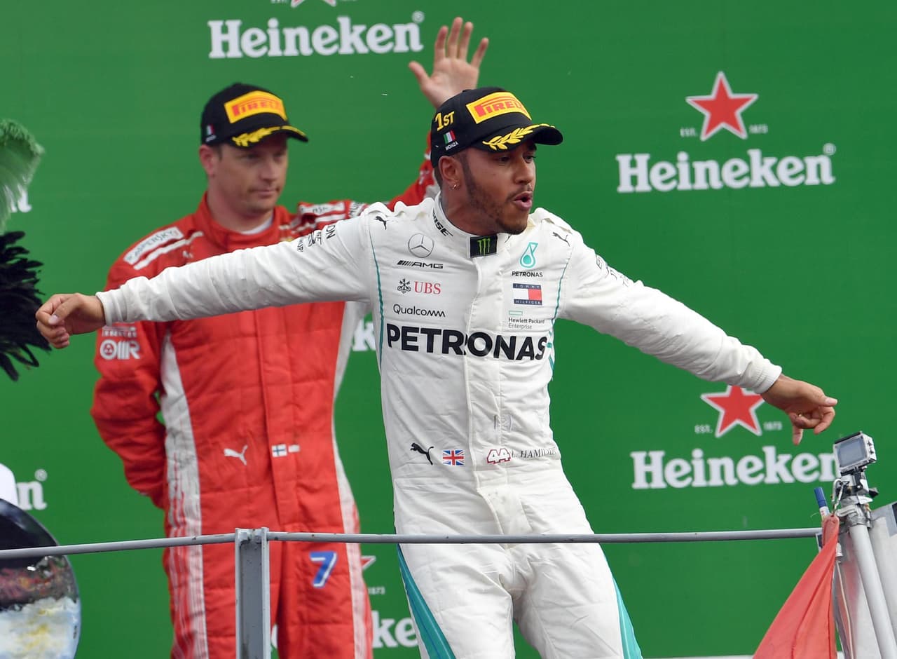 "Ha sido una carrera dura pero realmente he disfrutado. Estamos muy igualados con Ferrari y hoy se ha decidido por detalles como cuidar mejor los neumáticos", dijo Hamilton.