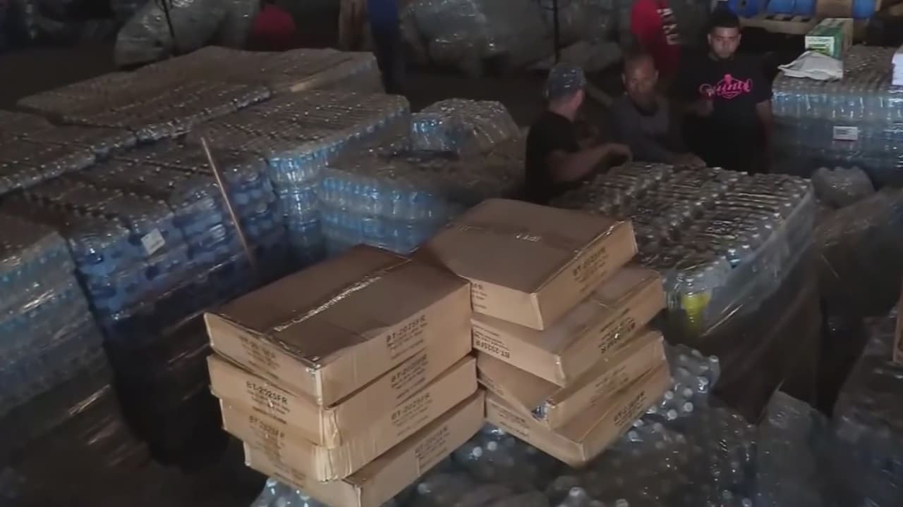 El hallazgo de ayuda de emergencia del huracán María sin entregar desata una crisis en Puerto Rico
