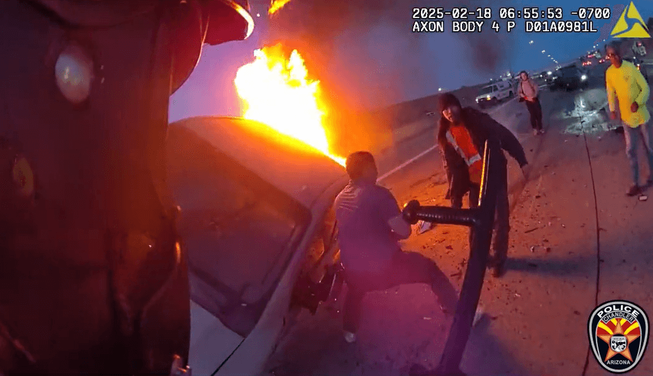 La cámara con la que el agente estaba equipado captó también los primeros instantes después del accidente. Con una lámpara en mano para ver al interior de la camioneta, el agente se acercó. 
<b>Dos personas en el sitio intentaban en vano romper una de las ventanas</b> del vehículo, para que la persona en el interior pudiera salir de esa trampa.