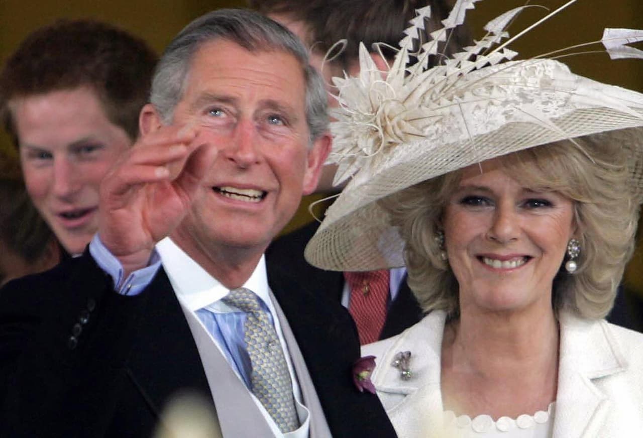 El mundo aún no perdona que el Príncipe Carlos haya engañado a la Princesa Diana con Camilla Parker, incluso después de 20 años del accidente que terminó con la vida de Lady Di.