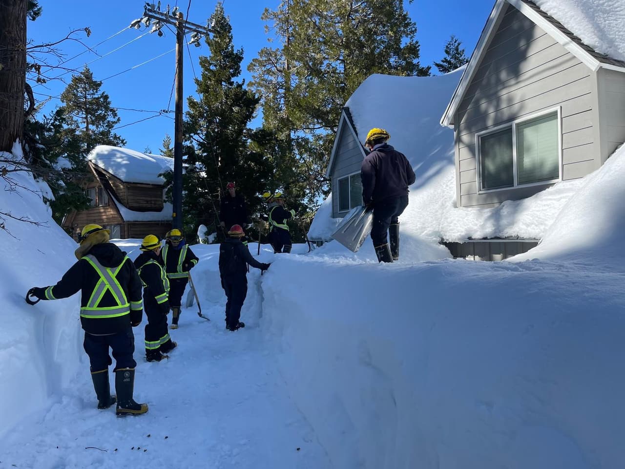 Los esfuerzos de rescate continúan en las comunidades montañosas del condado de San Bernardino, donde los residentes permanecen atrapados en sus casas tras una poderosa tormenta invernal.
<br>